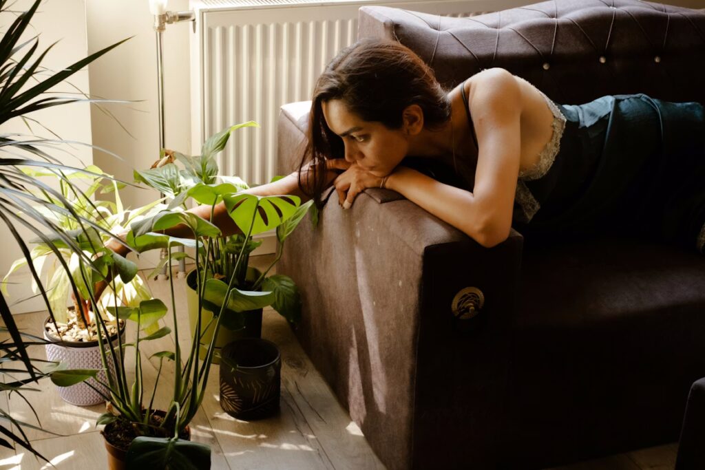 Femme épuisée souffrant de fatigue chronique malgré 8 heures de sommeil chaque nuit