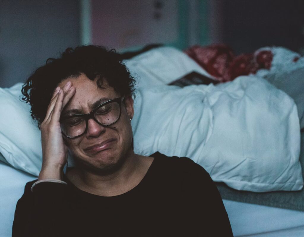 Femme ménopausée se réveillant la nuit à cause d'une bouffée de chaleur intense