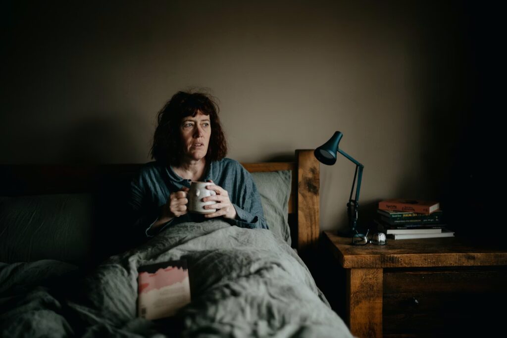 Femme de 50 ans souffrant de troubles du sommeil liés à la ménopause avec bouffées de chaleur nocturnes