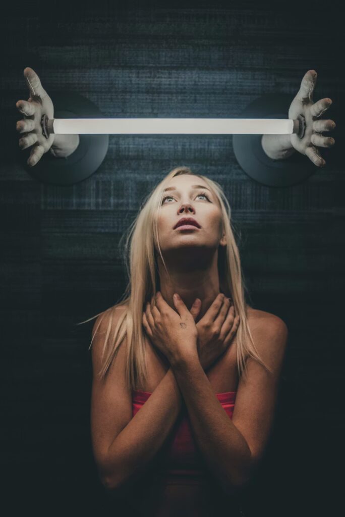 Femme ressentant l'oppression physique de la charge mentale dans le plexus solaire