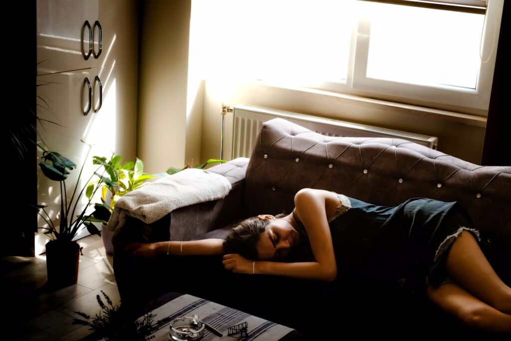 Femme épuisée par la charge mentale souffrant d'insomnie chronique malgré la fatigue intense