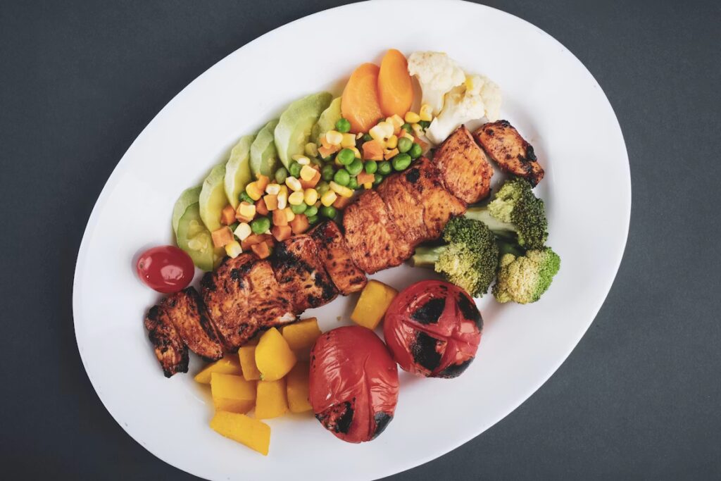 Dîner léger et équilibré favorisant le sommeil avec poisson, légumes et glucides complexes