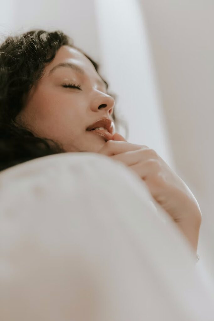 Femme dormant paisiblement après traitement réussi de l'apnée du sommeil