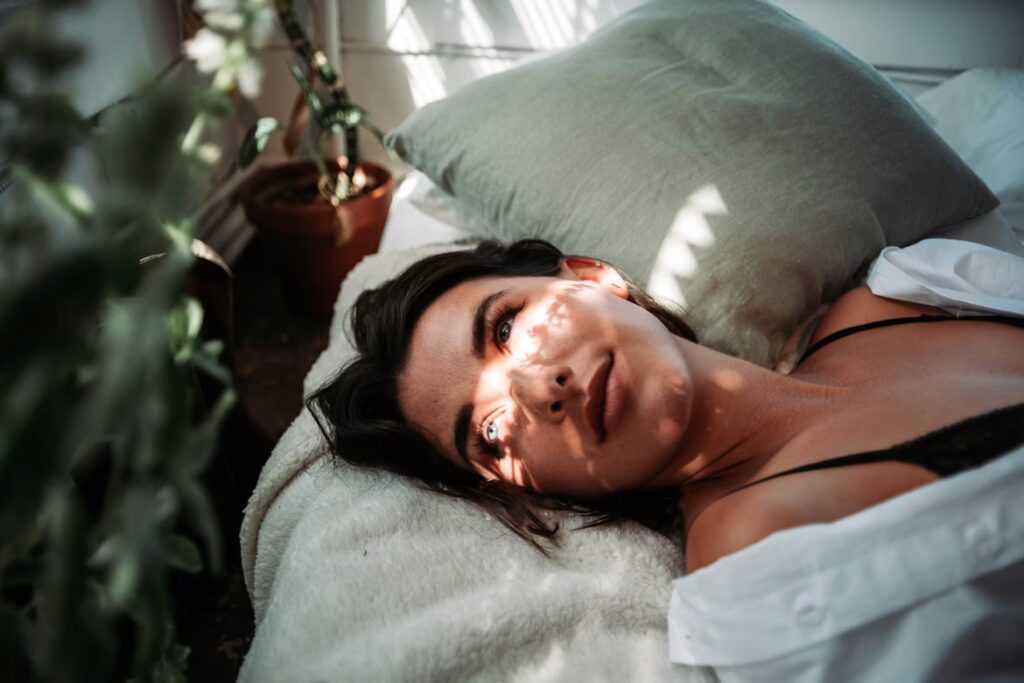 Femme ayant surmonté l'insomnie chronique et retrouvé un sommeil profond et réparateur