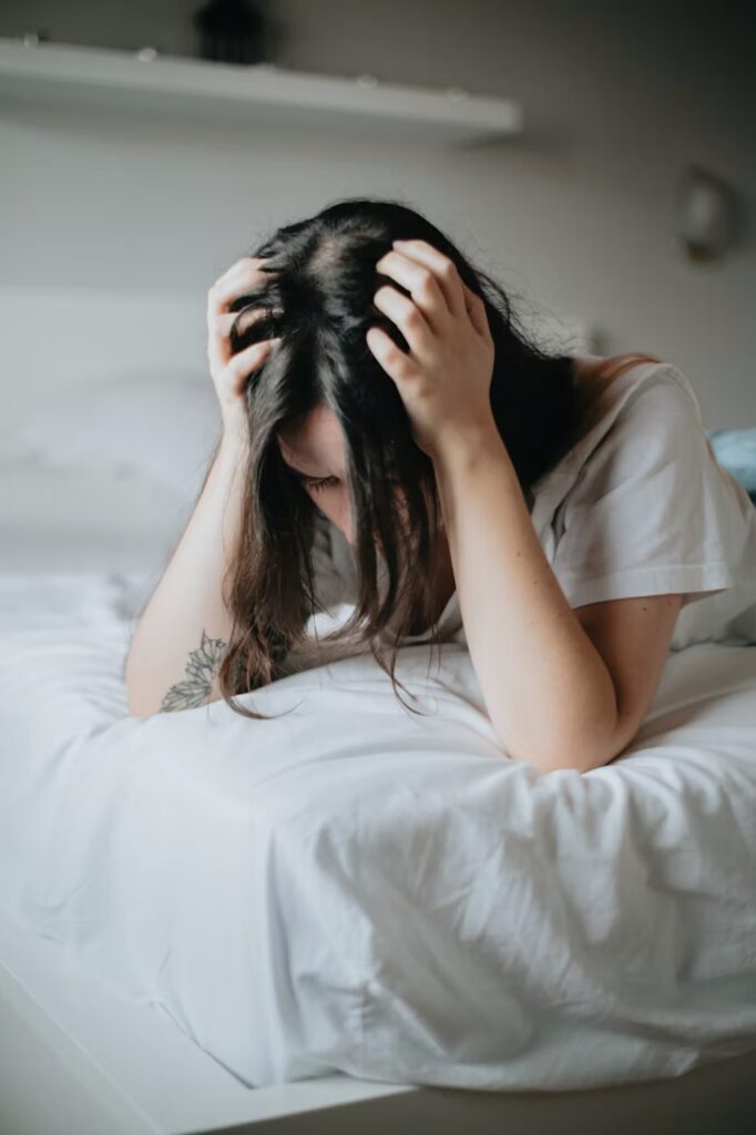 Femme épuisée par l'insomnie chronique causée par un système nerveux déréglé