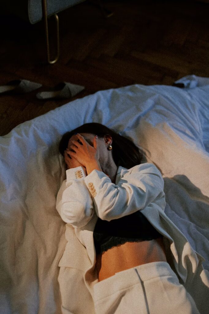 Femme souffrant d'insomnie chronique depuis des mois, éveillée la nuit malgré la fatigue intense