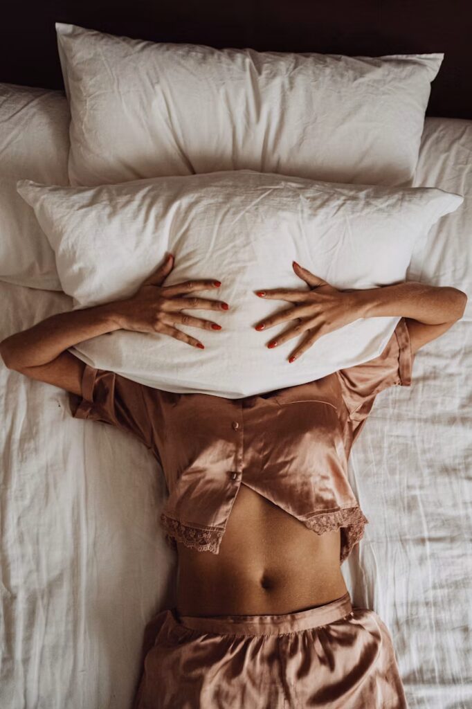 Femme dont le sommeil varie selon les phases de son cycle menstruel et ses fluctuations hormonales