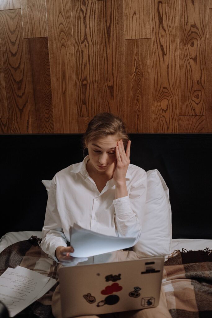 Femme stressée souffrant d'insomnie, prisonnière du cercle vicieux entre stress et manque de sommeil